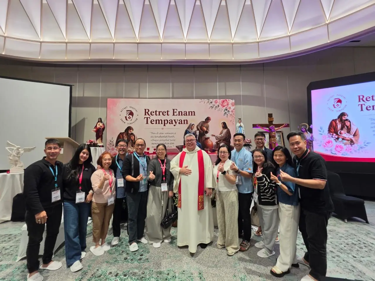 Peserta retret bersama Romo Koko berstola merah