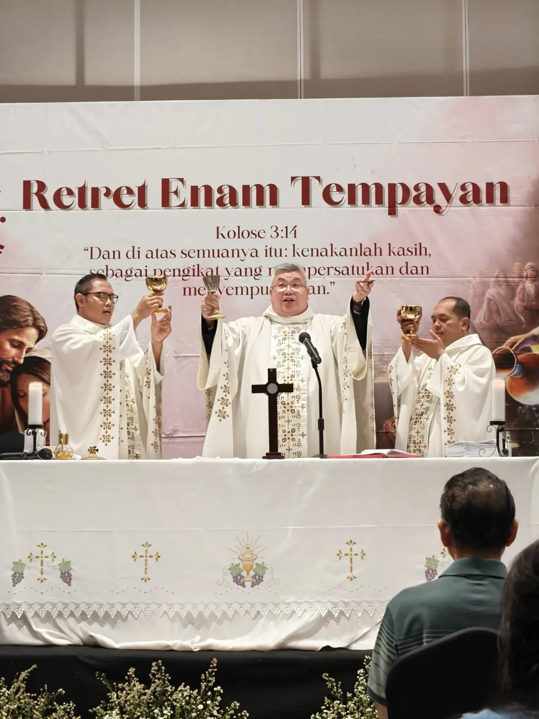 Ekaristi retret bersama tiga imam