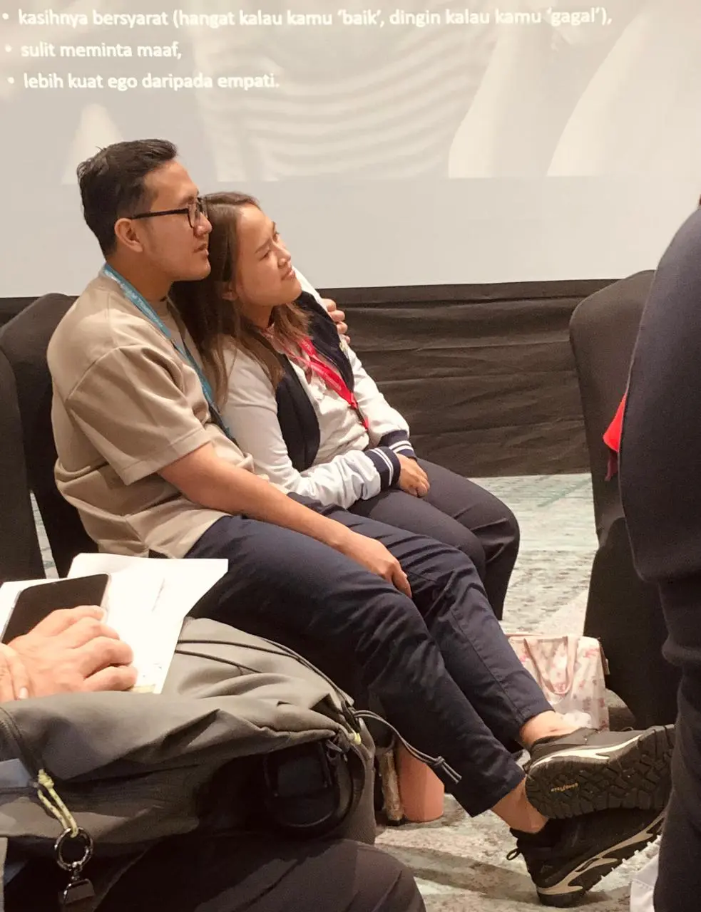 Suami-istri duduk bersandar mendengarkan sesi retret