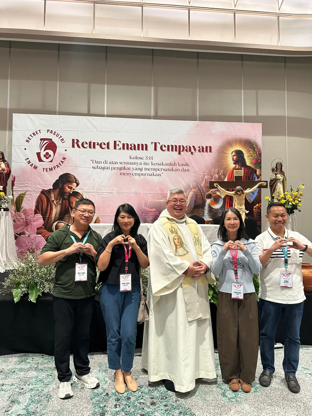 Romo Koko bersama dua pasangan membentuk tanda hati